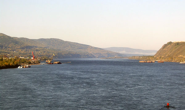 Source is http://commons.wikimedia.org/wiki/Image:Yenisey_from_the_Railway_Bridge.JPG