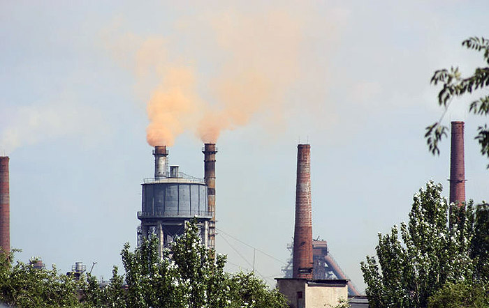 Source is http://commons.wikimedia.org/wiki/Image:Donezk_Schwerindustrie_rauchender_Schornstein.jpg